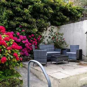  Apartment Haven, Steps To Sand, Trails & Shops, Highly Rated 2-bedroom House Minutes From Mumbles With A Patio