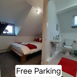 Apartment Entire Victoria Park With Free Street Parking Bus 17 And 18 Direct To Centre, Fast Free Wi-fi